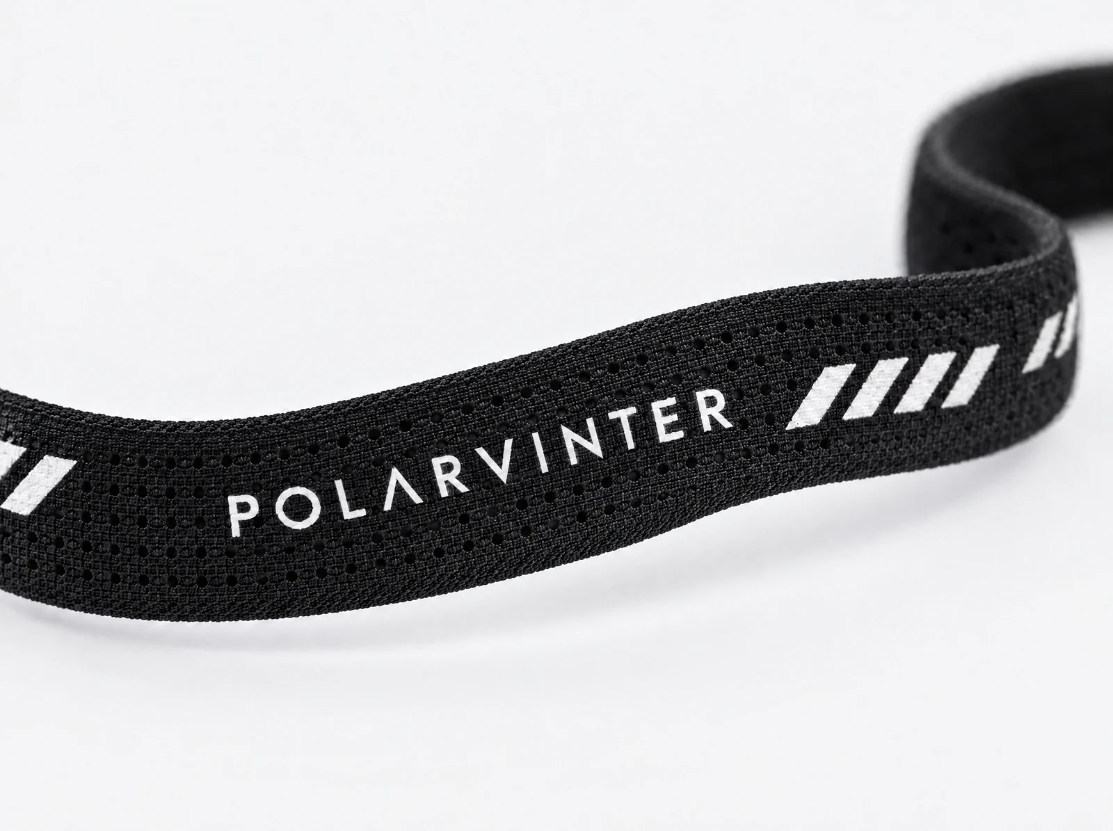 Polarvinters svarta perforerade pannband med vitt tryck